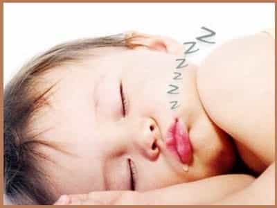 Bé ngáy khi ngủ có thể là biểu hiện của bệnh