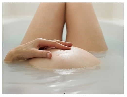 Không nên tắm nước quá nóng khi mang thai