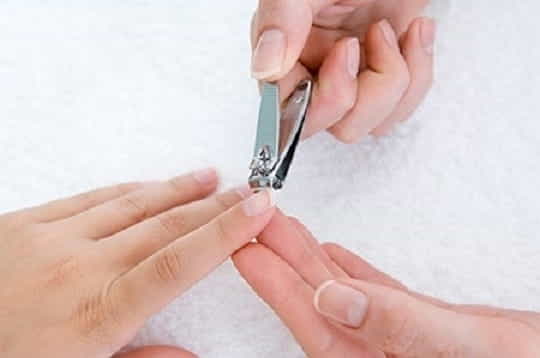 Nên thường xuyên cắt móng tay, chân sau khi sinh