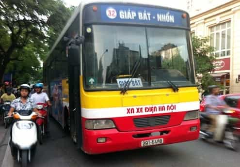 Xe bus số 32 đi qua Ga Hà Nội